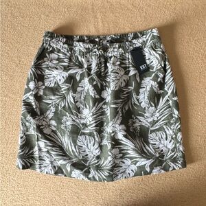 Kut from the Kloth Olive Green and White Tropical Print Mini Skirt